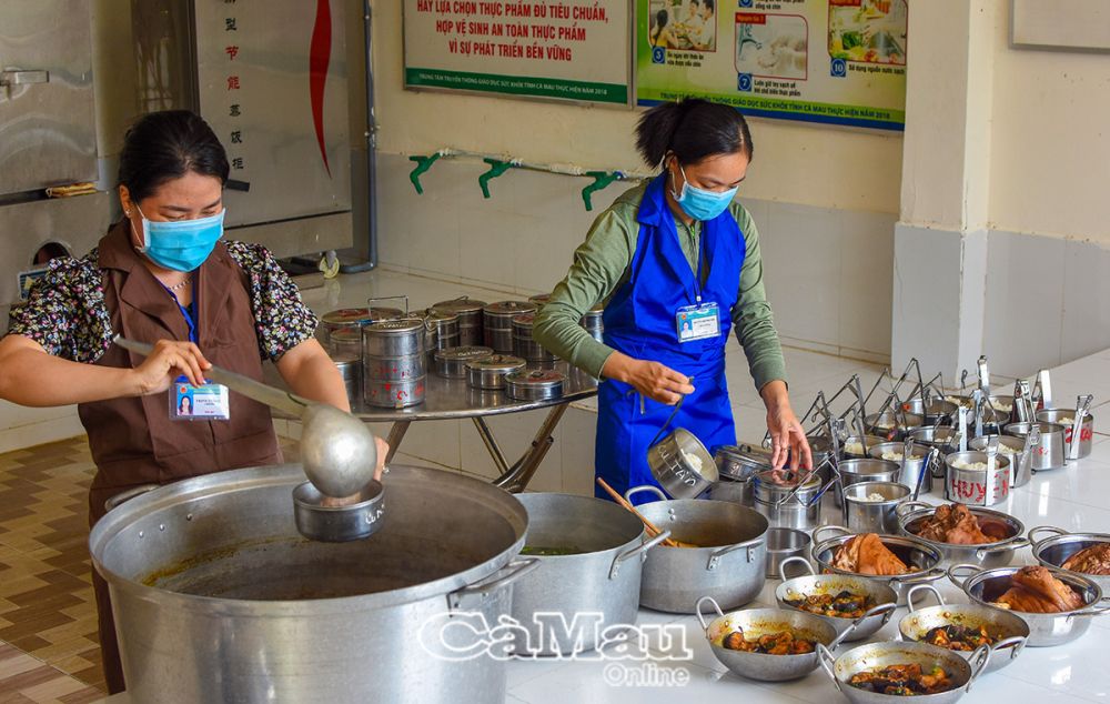 Những phần ăn đầy đủ dinh dưỡng được bộ phận cấp dưỡng tại Trung tâm Bảo trợ xã hội chuẩn bị chu đáo.