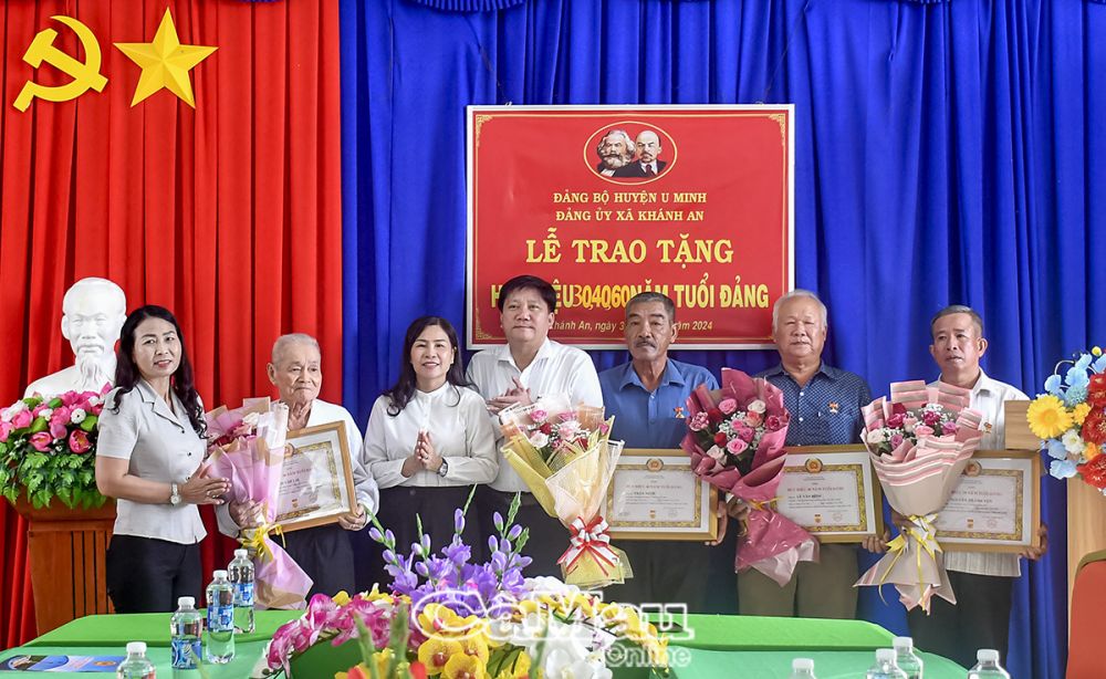 Phó bí thư Thường trực Huyện uỷ U Minh Phạm Việt Phong: "Vị trí công tác mới giúp bản thân trưởng thành hơn "gần dân, hiểu dân, học dân”, học hỏi kinh nghiệm từ đồng chí, đồng nghiệp". (Trong ảnh: Ông Phạm Việt Phong cùng bà Lê Thị Nhung, Uỷ viên Ban Thường vụ Tỉnh uỷ, Phó chủ tịch HÐND tỉnh (thứ ba, từ trái sang), trao tặng huy hiệu Ðảng cho các đảng viên cao niên tại Ðảng bộ xã Khánh An, huyện U Minh). Ảnh: MỘNG THƯỜNG