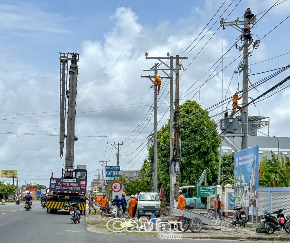 Việc đầu tư nâng cấp lưới điện luôn được Công ty Ðiện lực Cà Mau thường xuyên triển khai, đảm bảo cung cấp điện liên tục, an toàn trên toàn tỉnh.  