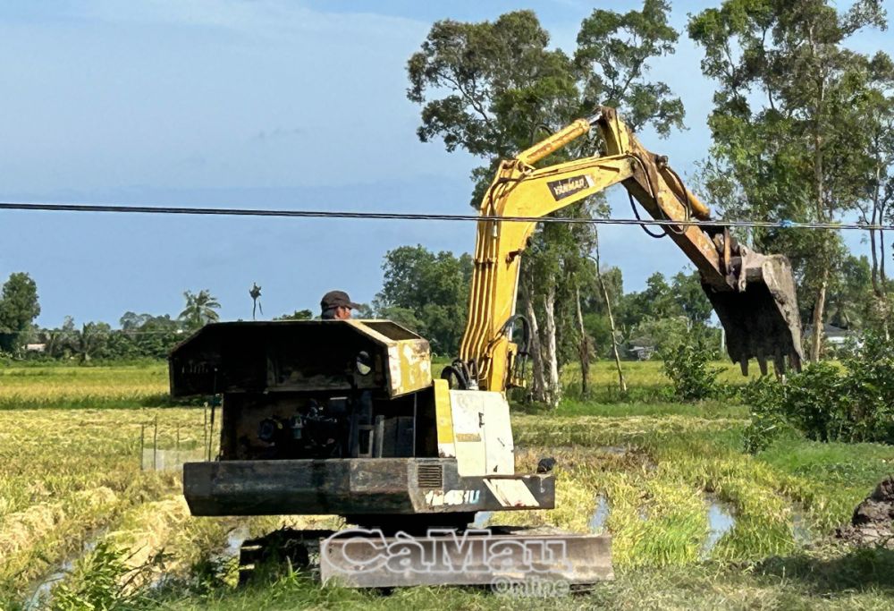 Hiện nay, nhiều ô thuỷ lợi chưa được khép kín, do đó, người dân cần gia cố bờ bao để chủ động hơn trong sản xuất. (Ảnh minh hoạ)