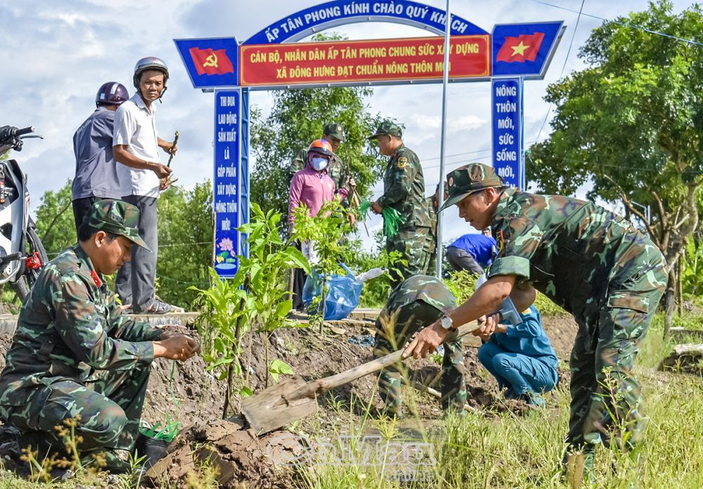 Cán bộ, chiến sĩ LLVT tỉnh tham gia trồng cây xanh tại xã Ðông Hưng, huyện Cái Nước.