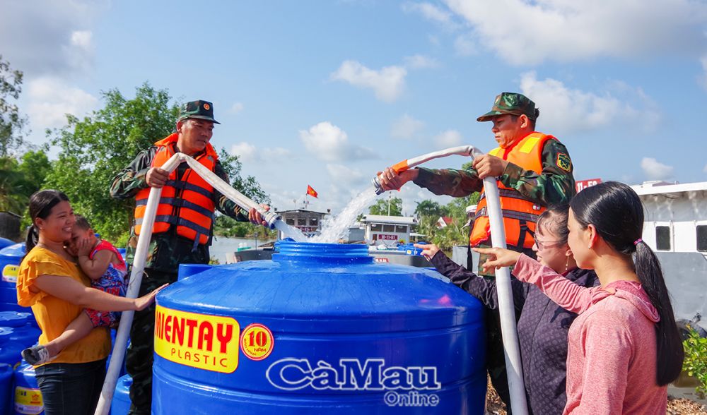 Bộ đội hỗ trợ cung cấp nước ngọt cho người dân bị ảnh hưởng bởi hạn mặn hồi tháng 4/2024.