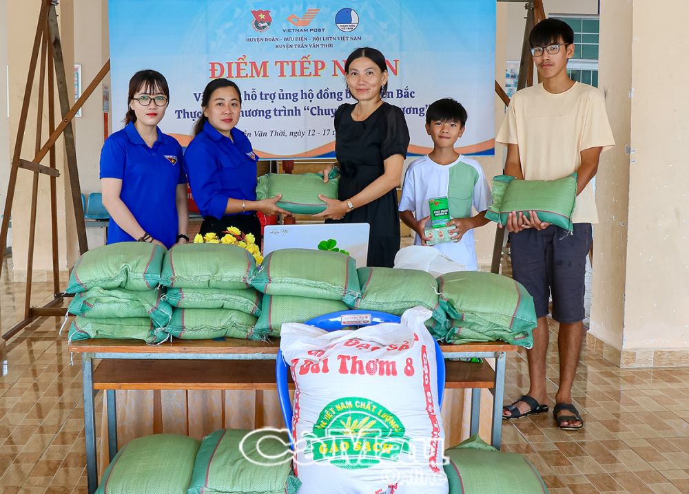 Gia đình chị Võ Bé Sáu, xã Trần Hợi đóng góp 225 kg gạo, 27 chai dầu gió và 2 triệu đồng tiền mặt.