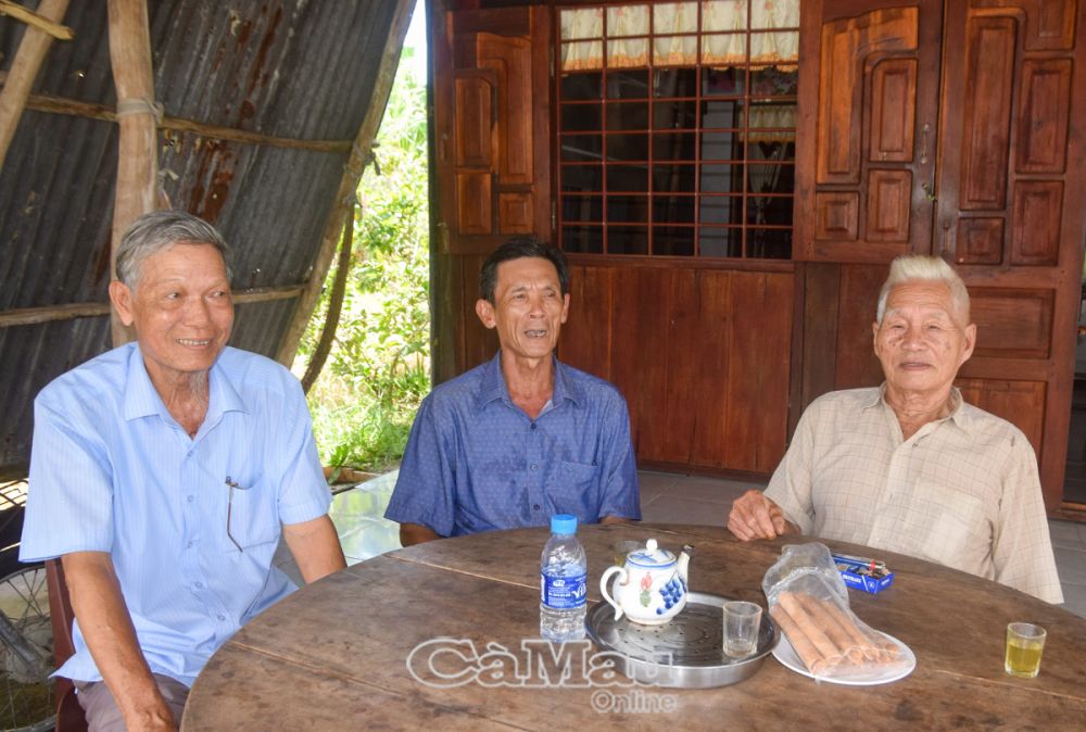 Cụ Huỳnh Văn Tứ (bìa phải) kể về chuyện thảm sát ở Cái Sắn, cách nay gần 80 năm.