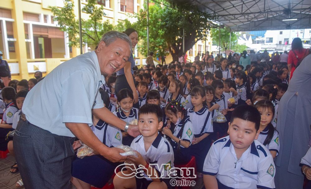 Thầy Tạ Ðức Hùng, Phó trưởng phòng Giáo dục và Ðào tạo TP Cà Mau, trao quà Trung thu cho học sinh Trường Tiểu học Lạc Long Quân.