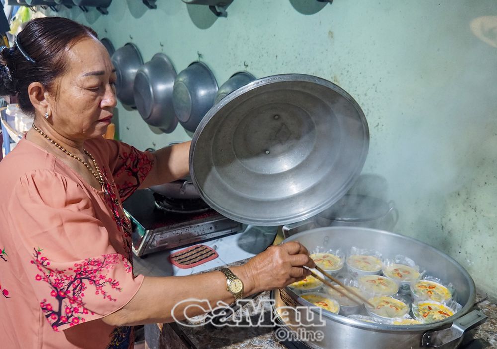 Mắm chưng cách thuỷ, giữ được mùi thơm và tròn vị ngon.  Món mắm chưng tuy dân dã nhưng được nhiều người yêu thích.  Mắm chưng được trang trí đẹp mắt.