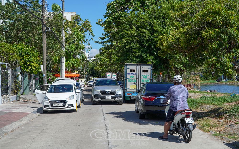 Ðỗ xe ô tô gây khó khăn cho các phương tiện khác lưu thông. (Ảnh chụp trên đường Hoa Lư, Phường 9, TP Cà Mau).