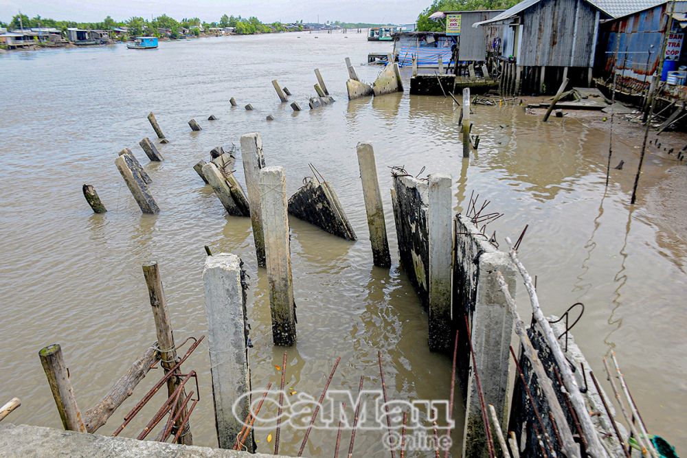 Sạt lở bờ kè tại khu vực chợ Kênh 17, đã gần 2 năm nay vẫn chưa khắc phục được.