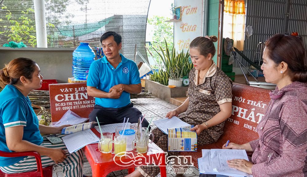 BHXH huyện Năm Căn tuyên truyền chính sách an sinh đến từng hộ dân.