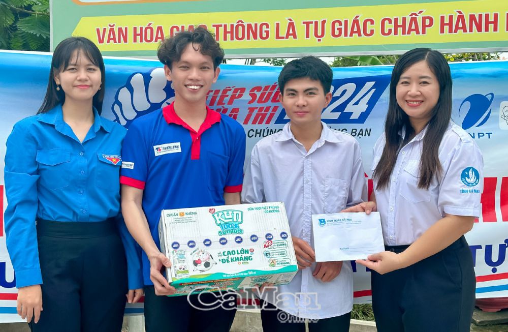 Các thầy cô Trường Cao đẳng Cộng đồng vận động nhiều nguồn để hỗ trợ em Nguyễn Thái Hoàng (thứ hai, từ phải qua).