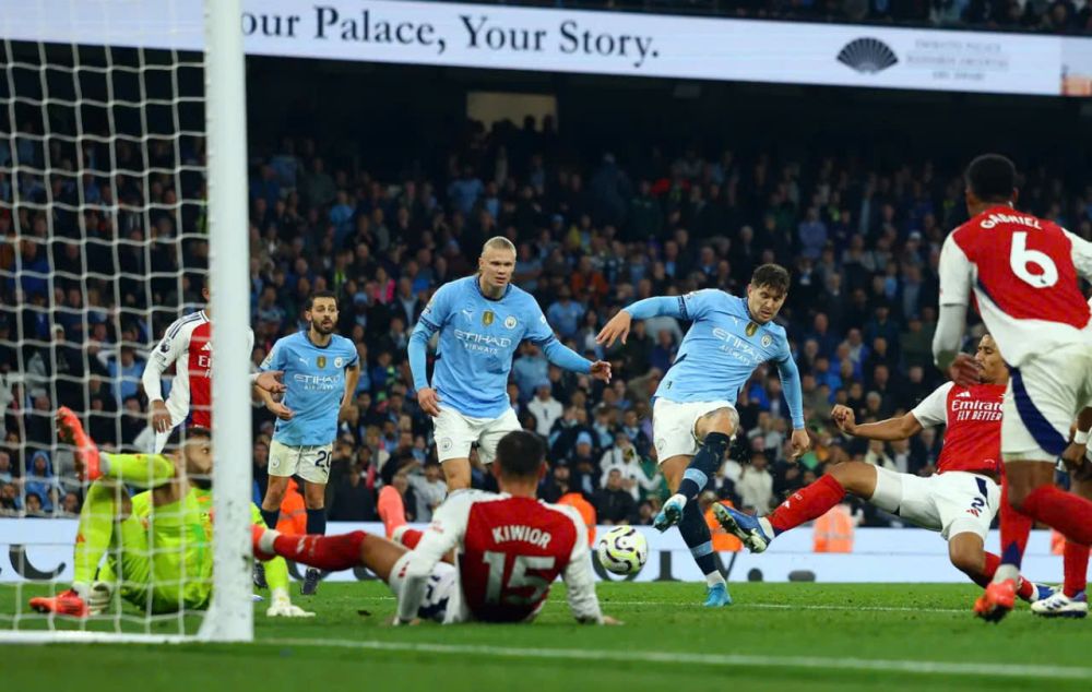 Stones ghi bàn giúp Man City thoát thua ngoạn mục.