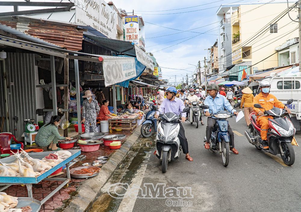 Các ngành có liên quan ra quân lập lại trật tự đô thị tại các điểm chợ. (Ảnh chụp tại chợ Phường 4).