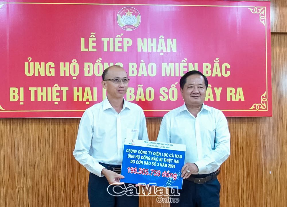 Ông Lê Thanh Triều (phải), Uỷ viên Ban Thường vụ Tỉnh uỷ, Trưởng ban Dân vận, Chủ tịch Uỷ ban MTTQ Việt Nam tỉnh, tiếp nhận bảng tượng trưng số tiền cán bộ, công nhân viên Công ty Ðiện lực Cà Mau ủng hộ đồng bào bị thiệt hại do bão số 3.