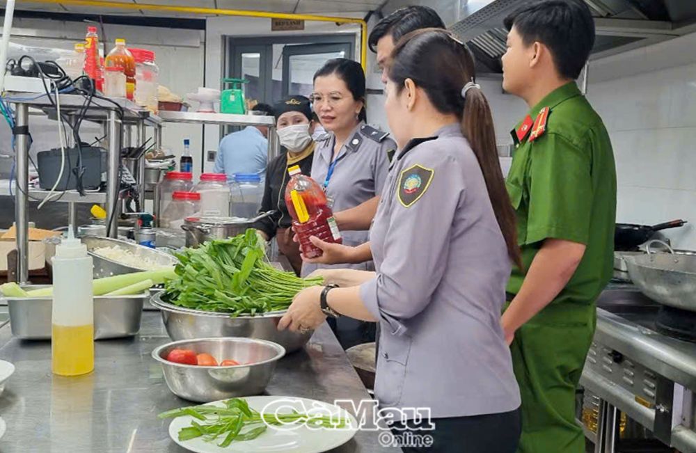 Ngành chức năng kiểm tra vệ sinh ATTP tại các quán ăn trên địa bàn tỉnh.