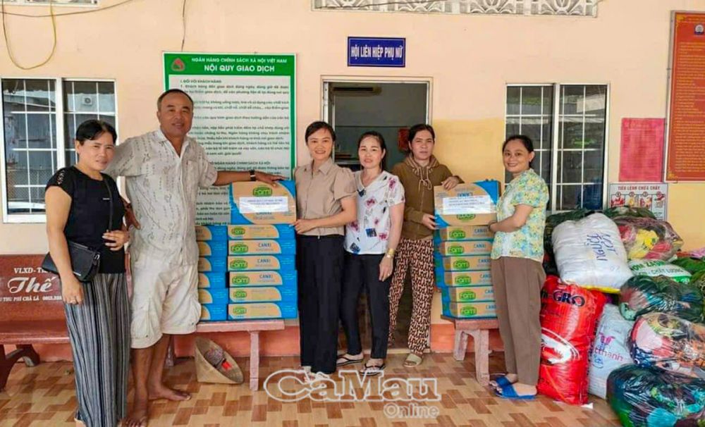 Các nhà hảo tâm, mạnh thường quân trao quà cho Hội Liên hiệp Phụ nữ huyện Ðầm Dơi để gửi đến đồng bào miền Bắc.