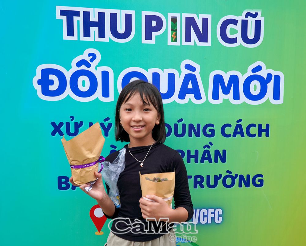 Bé Nguyễn Thanh Thảo thích thú khi đổi pin cũ lấy những chậu sen đá dễ thương.