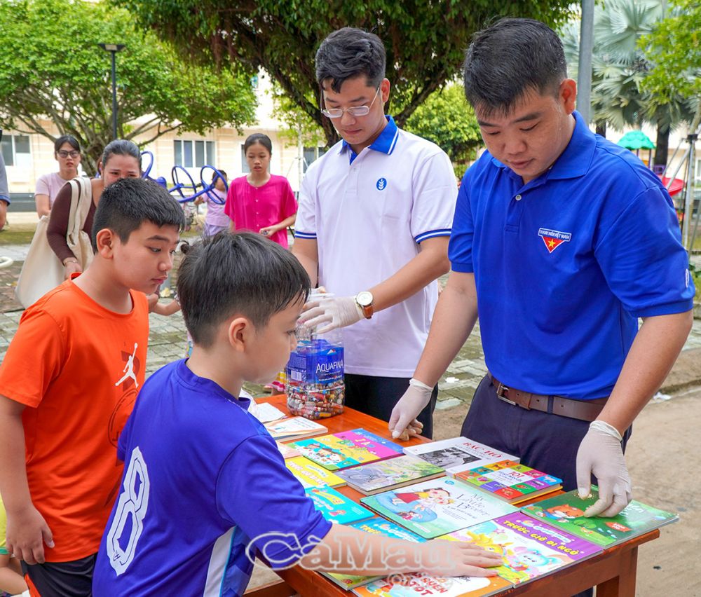 Sách, truyện tranh là những phần quà trẻ nhỏ yêu thích, lựa chọn.