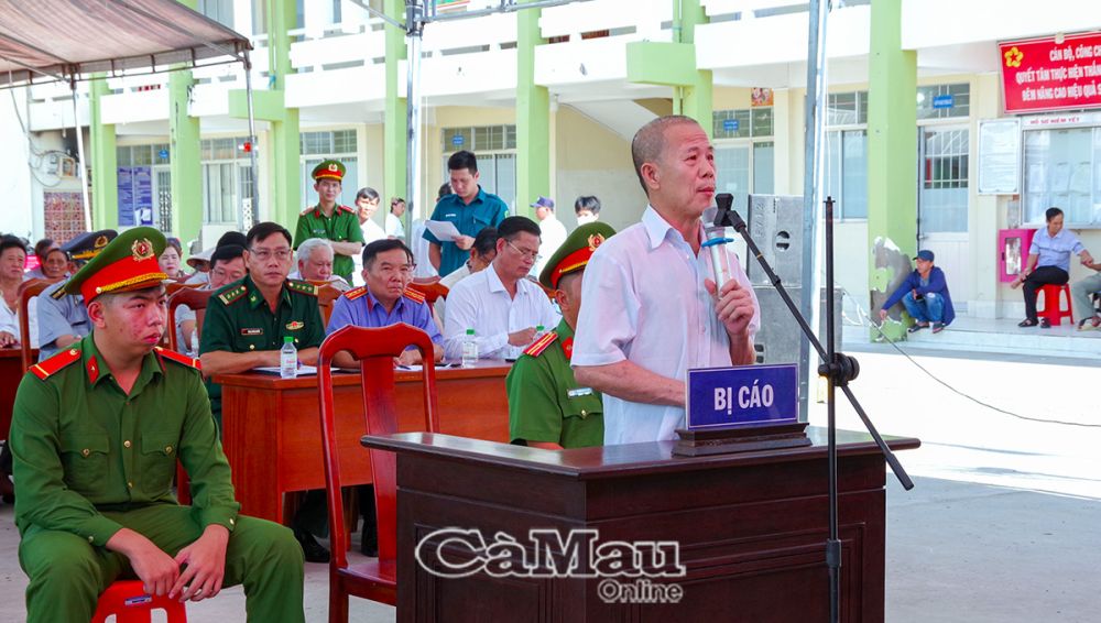 Bị cáo Phạm Văn Nghệ trong phiên toà xét xử lưu động tại thị trấn Sông Ðốc, huyện Trần Văn Thời, tháng 5 vừa qua. Ảnh: HOÀNG TÁ