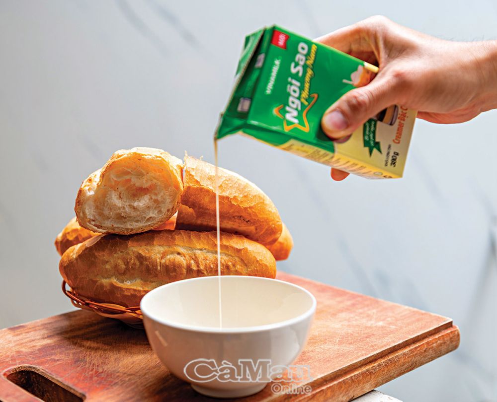 Bánh mì chấm sữa với sự hoà quyện của miếng bánh mì nóng hổi, giòn tan cùng dòng sữa đặc thơm béo, là món ăn tuy dung dị nhưng thân thuộc với biết bao thế hệ người Việt.