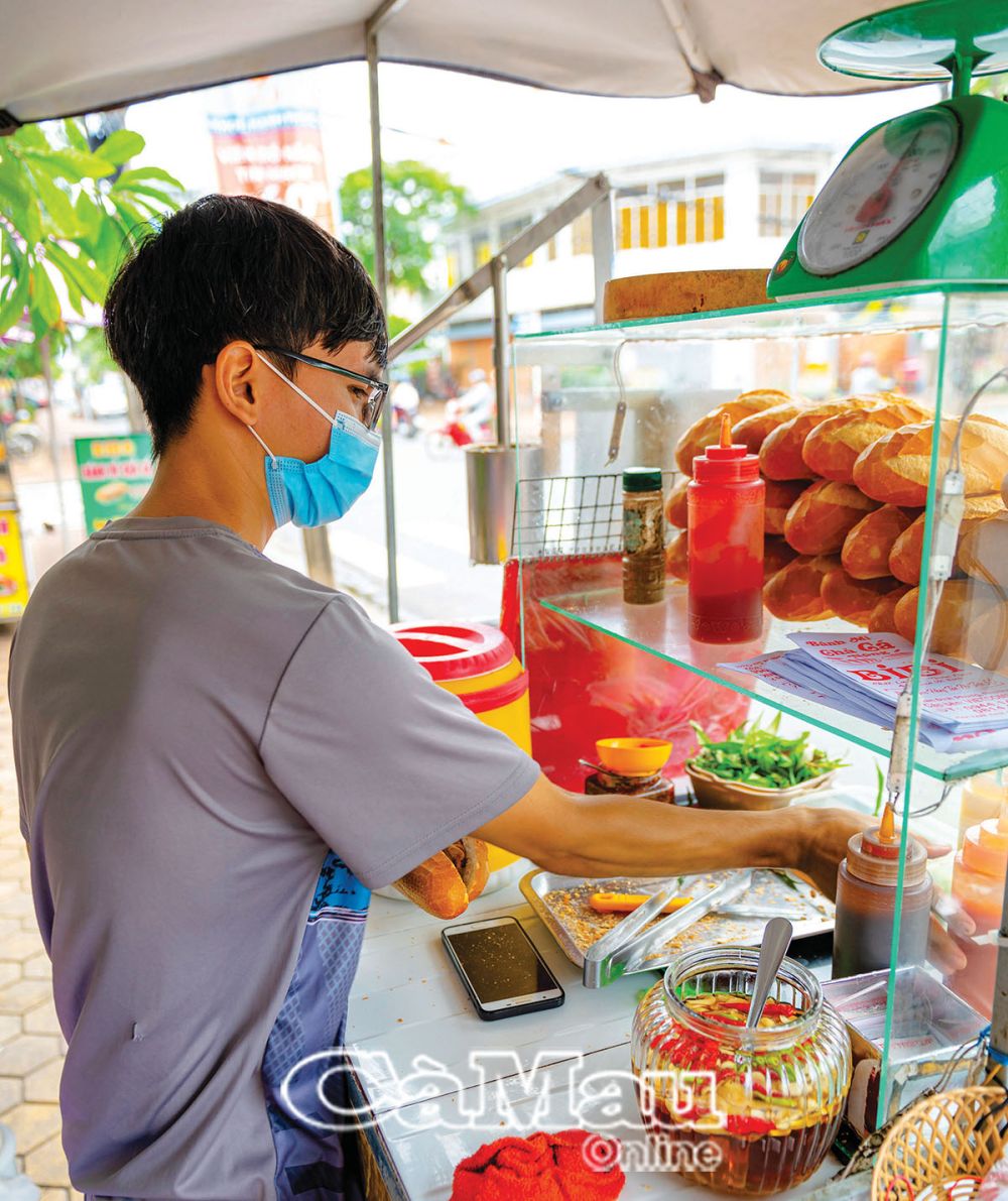 Từng tạo nên cơn sốt tại Cà Mau, món bánh mì chả cá luôn được lòng thực khách bởi bánh mì giòn rụm kết hợp chả cá và nước sốt thơm lừng vô cùng bắt vị.