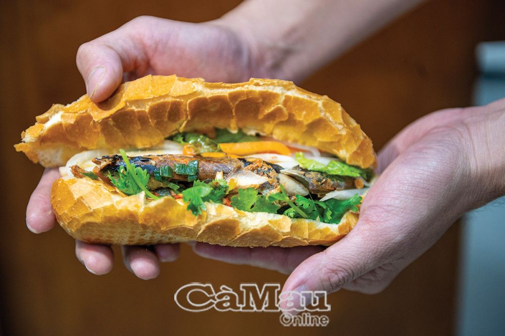 Bánh mì cá nục nguyên con là món lạ miệng đổi vị, với cá hầm nhừ xương nhưng thịt lại không vỡ, khi ăn dẫu để nguội cũng không tanh, không đụng hàng, nên rất được ưa thích.