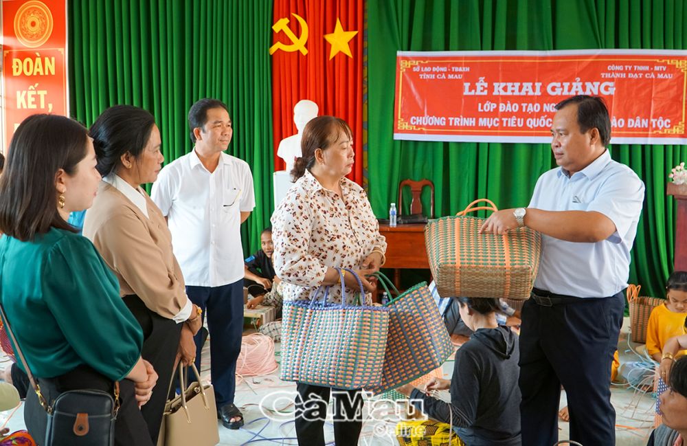 Ông Nguyễn Minh Luân, Phó chủ tịch UBND tỉnh, cùng lãnh đạo Sở LÐ-TB&XH kiểm tra nắm tình hình lớp học đan giỏ nhựa tại xã Nguyễn Việt Khái, huyện Phú Tân.