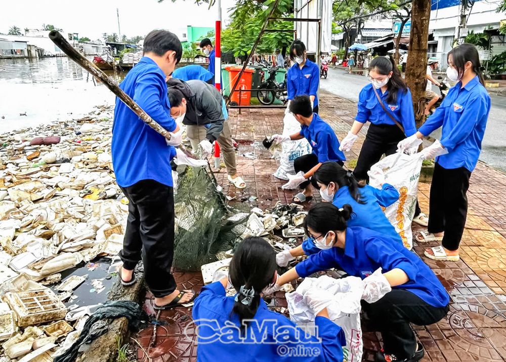 Ðoàn viên, thanh niên TP Cà Mau ra quân làm sạch bờ kè ven sông, xoá điểm đen về rác thải.