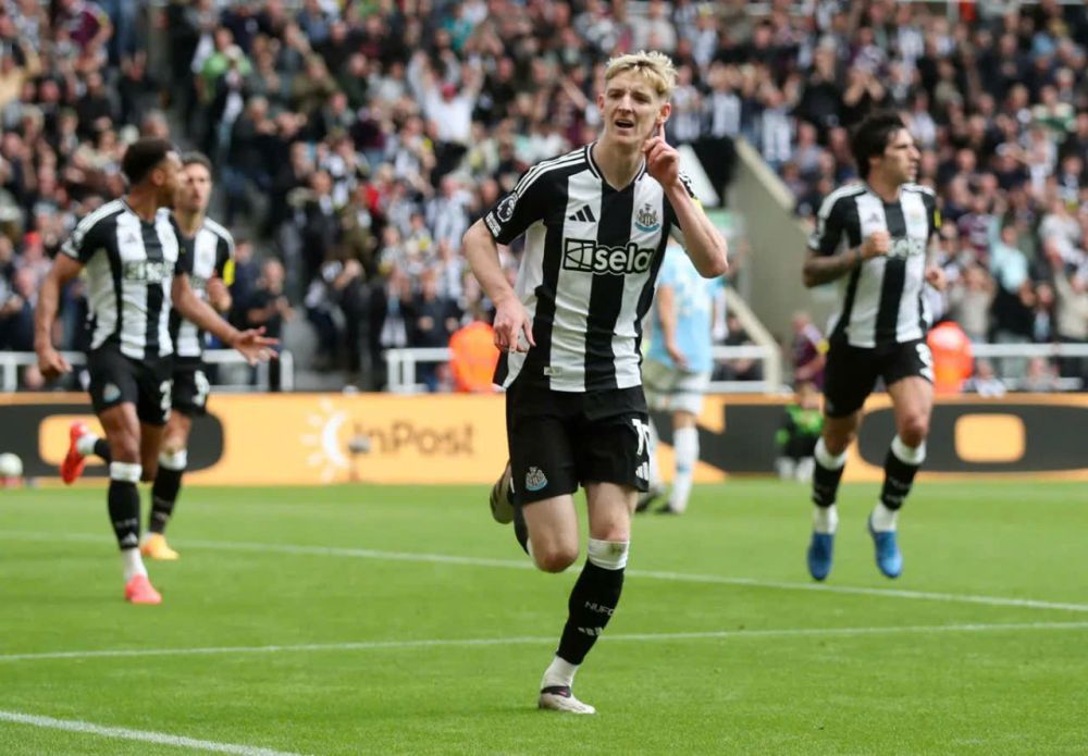 Gordon tỏa sáng, giúp Newcastle cầm chân Man City.