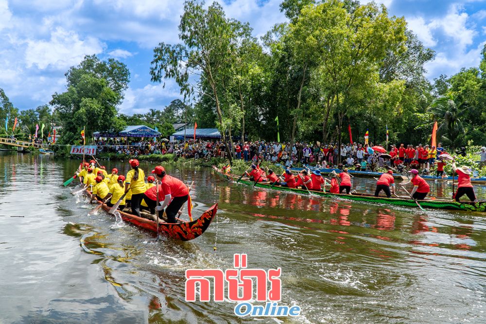 បណ្តាក្រុមកីឡាករទូក-ងក្រគួតប្រជែងយ៉ាងស្វាហាប់ដើម្បីមកកាន់ខ្សែព្រត្រ។