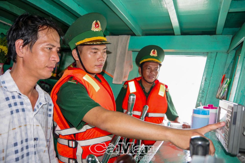 Ngoài tuyên truyền ngư dân không đánh bắt vi phạm vùng biển nước ngoài, cán bộ Ðồn Biên phòng Sông Ðốc còn trực tiếp kiểm tra hoạt động của thiết bị giám sát hành trình trước khi tàu cá ra khơi.