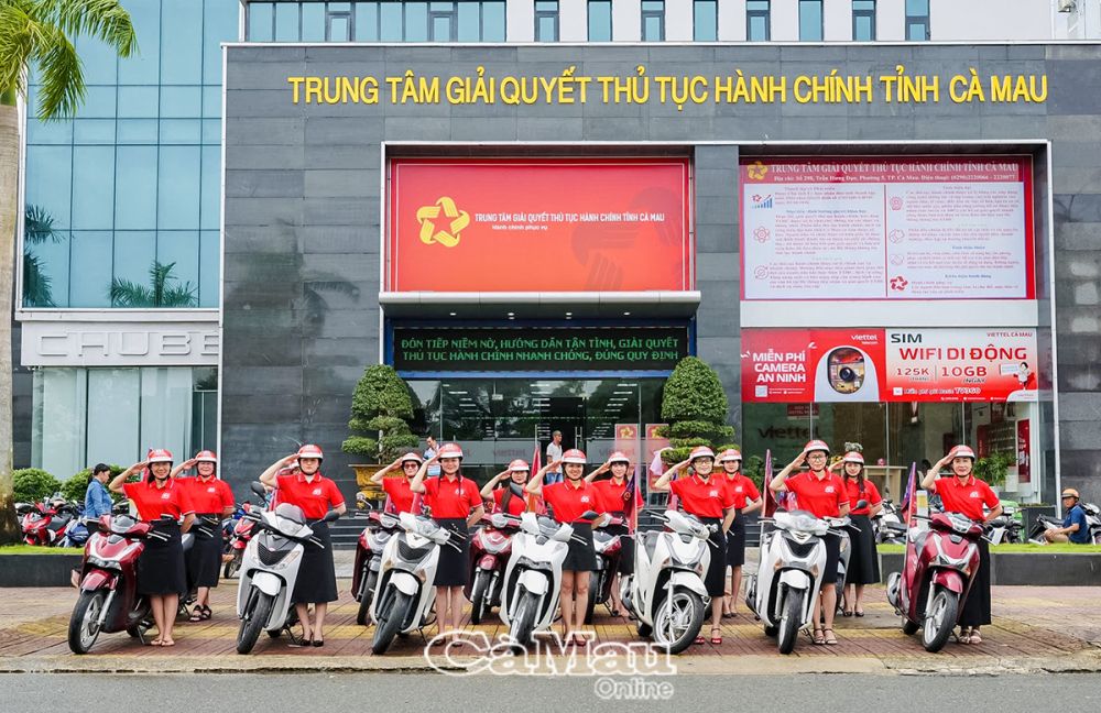 Ðội ngũ cán bộ, nhân viên Viettel Cà Mau hào hứng ra quân hưởng ứng Tháng chuyển đổi số quốc gia.