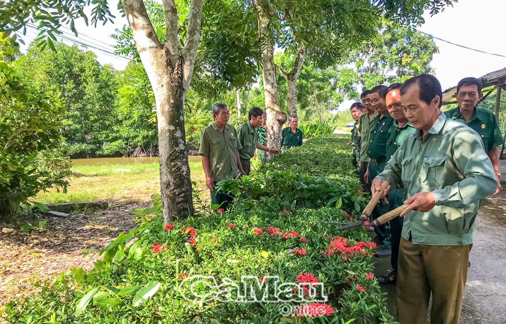 Chi hội CCB ấp Tân Ðiền B, xã Tạ An Khương ra quân làm đẹp xã nông thôn mới.