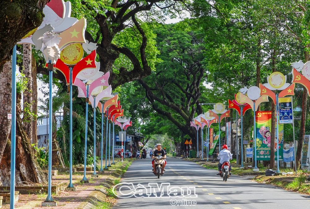 Hạ tầng giao thông được quan tâm đầu tư, nâng cấp, tạo thuận lợi cho người dân lưu thông, phát triển giao thương. (Ảnh chụp tại thị trấn Thới Bình).