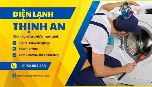 Nhân viên đến tận nhà để sửa máy giặt cho khách