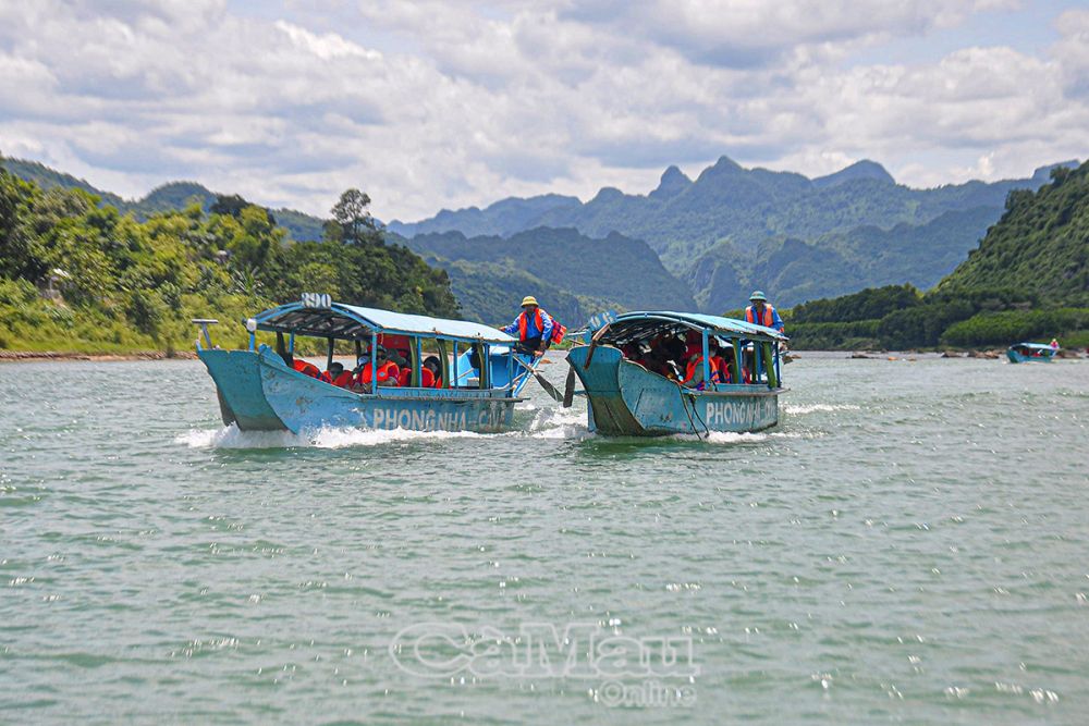 Ðường vào Phong Nha - Kẻ Bàng, du khách đi trên phương tiện thuyền sắt, chạy dọc theo Sông Son sẽ được chiêm ngưỡng vẻ đẹp thiên nhiên hùng vĩ, sự bí ẩn của các hang động và những hoạt động thú vị tại nơi đây.