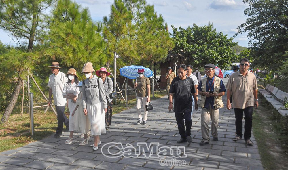 Du khách tham quan khu mộ của Ðại tướng Võ Nguyên Giáp cách Phong Nha - Kẻ Bàng khoảng 60 km.