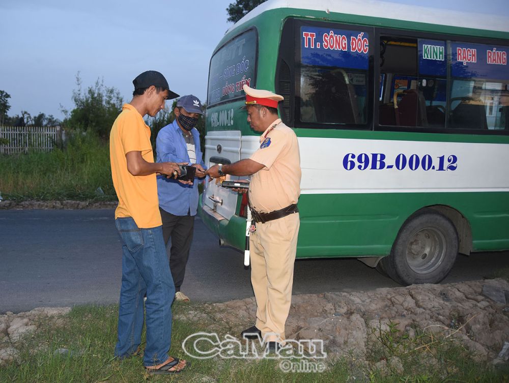 Cảnh sát giao thông kiểm tra phương tiện xe buýt lưu thông tuyến Cà Mau - Sông Ðốc.