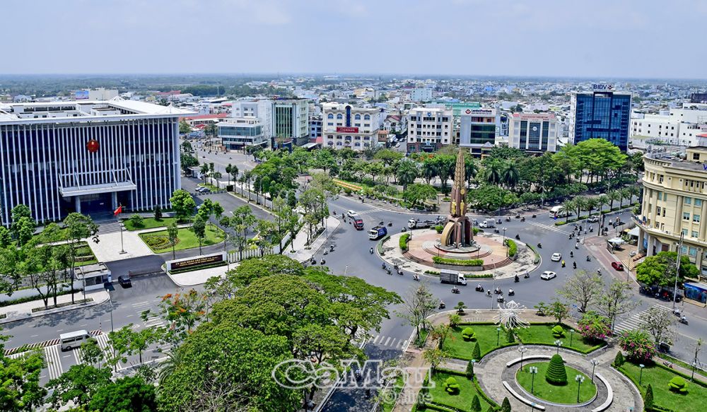 Ban Thường vụ Tỉnh uỷ lưu ý, trong xây dựng văn kiện đại hội phải đánh giá toàn diện, khách quan, trung thực tình hình, kết quả đạt được, ưu điểm, hạn chế, nguyên nhân và bài học kinh nghiệm; dự báo tình hình để đề ra phương hướng, mục tiêu, nhiệm vụ, giải pháp có tính khả thi cho nhiệm kỳ 2025-2030, chú ý các nhiệm vụ, giải pháp đột phá với tầm nhìn dài hạn. (Trong ảnh: Một góc trung tâm TP Cà Mau).