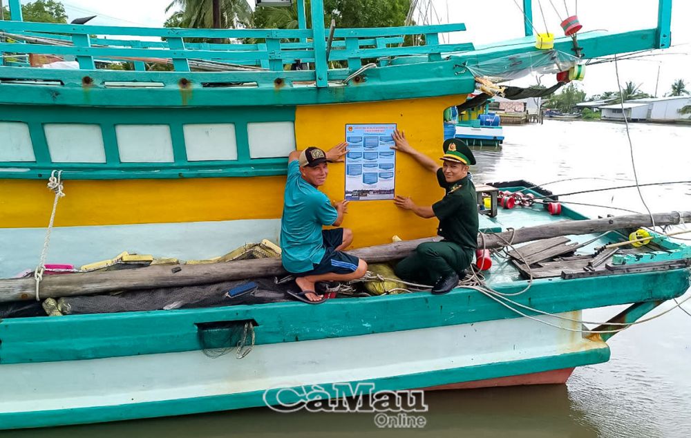 Người dân tích cực hưởng ứng việc dán tờ rơi tuyên truyền phòng chống khai thác IUU và thể hiện quyết tâm không vi phạm.