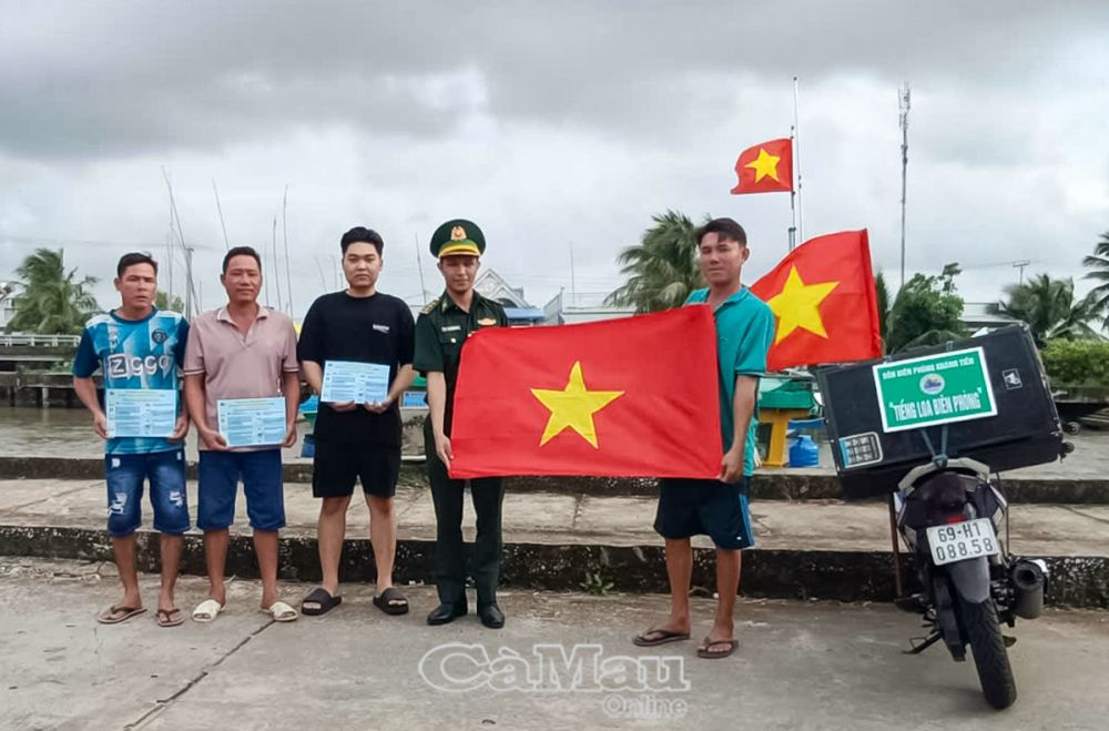 Ngoài phát loa tuyên truyền, phát tờ rơi, thư ngỏ, ÐBP Khánh Tiến còn tặng cờ Tổ quốc cho các chủ phương tiện để treo trên tàu, thể hiện niềm tự hào và khẳng định chủ quyền khi khai thác trên biển của đất nước.