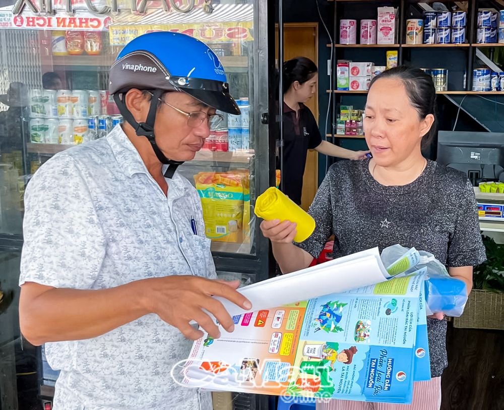 Trong những tháng cuối năm, thành phố tiếp tục tăng cường công tác lập lại trật tự đô thị, vệ sinh môi trường. (Trong ảnh: Lực lượng chức năng Phường 2 ra quân tuyên truyền bảo vệ môi trường, phân loại rác tại nguồn).