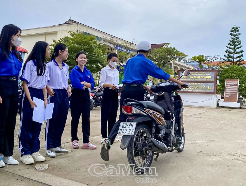 Học sinh Trường THPT Phú Tân thực hiện việc quy định về xây dựng cổng trường an toàn, văn hoá.