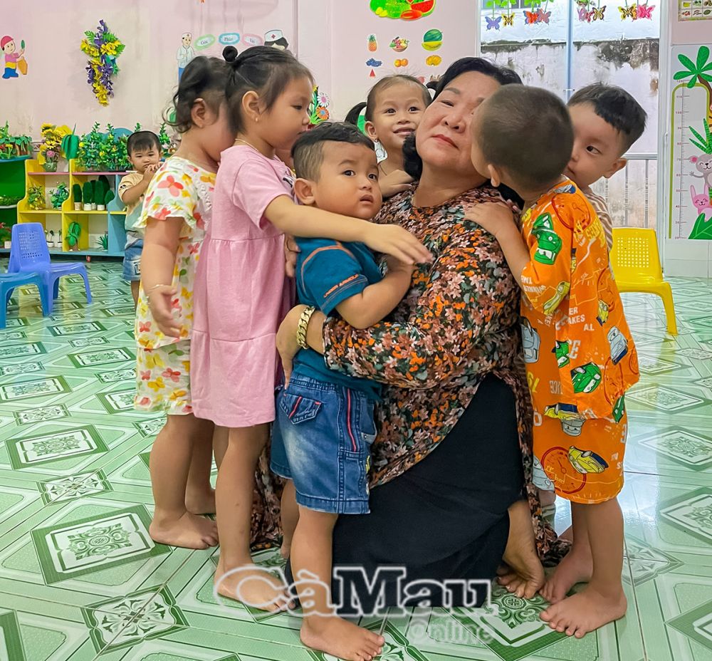 Các cháu làm nũng với cô. Ảnh: MỌNG CẦM