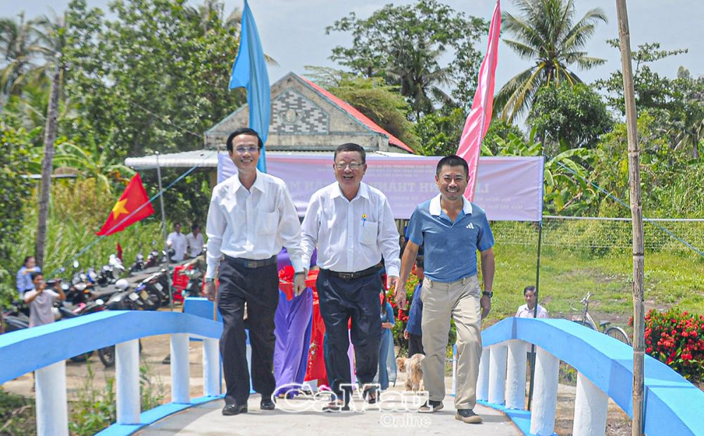 Khánh thành cây cầu Tăng Mốc tại Ấp 8, xã Khánh Bình Ðông, huyện Trần Văn Thời. Cầu trị giá 105 triệu đồng, do ông Ðặng Văn Mỹ (giữa) vận động gia đình ông Lê Duy Phong, phường Thế Long, quận Ô Môn, TP Cần Thơ tài trợ.