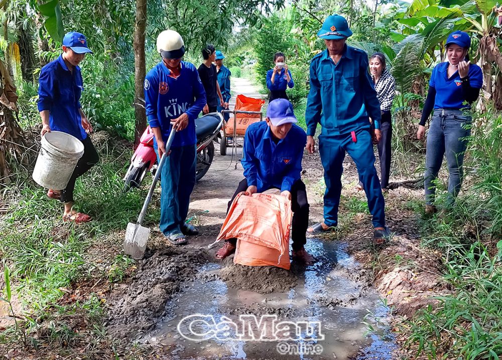 Xã đoàn Khánh Bình huy động lực lượng đoàn viên, thanh niên tham gia sửa lộ tại ấp Phạm Kiệt.