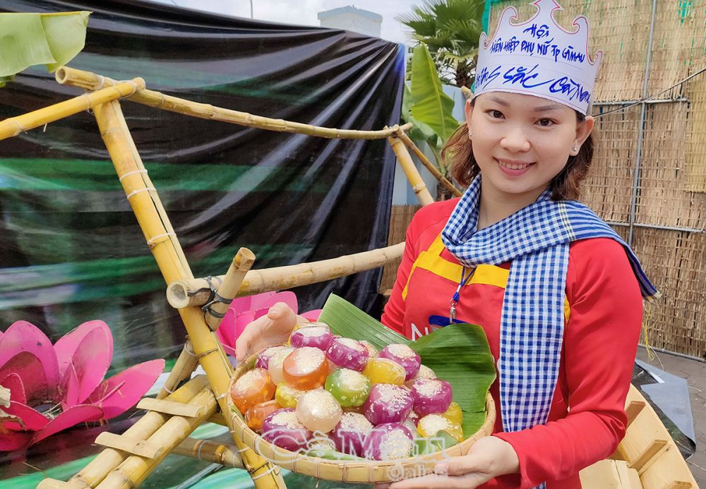 Hội viên phụ nữ Phường 1, TP Cà Mau làm bánh phu thê tham gia lễ hội bánh dân gian.