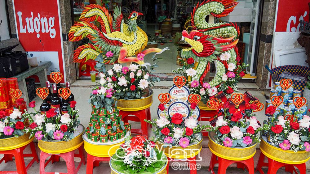 Bánh phu thê (hộp vuông màu xanh có hình cô dâu chú rể), một trong những sính lễ quan trọng và có ý nghĩa trong mâm quả cưới.