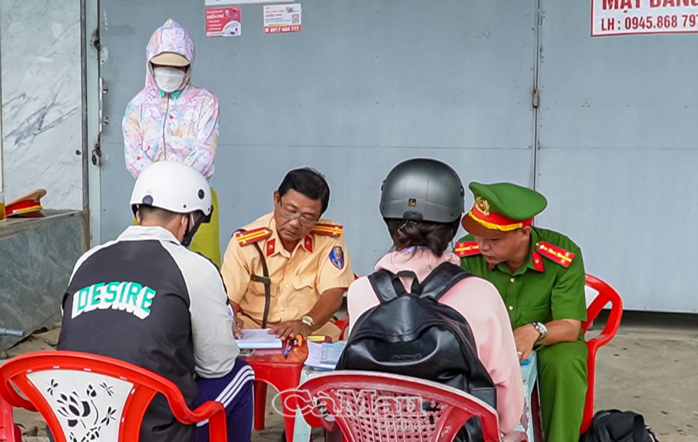 Trong những ngày đầu mở cao điểm, có rất nhiều trường hợp học sinh vi phạm về điều kiện tham gia giao thông.