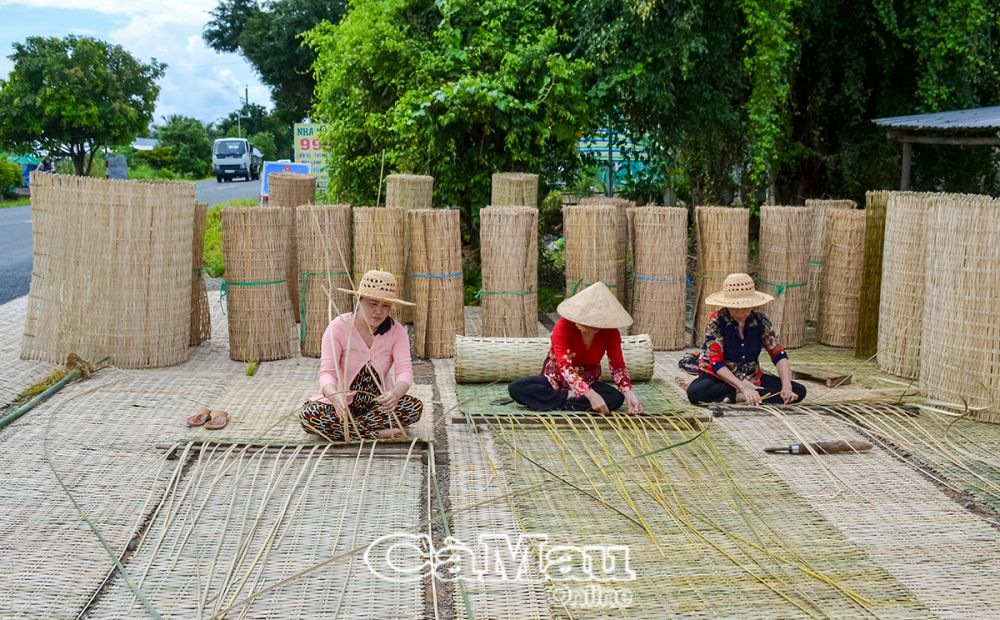 Lúc nông nhàn, hội viên nông dân còn tham gia đan đát, tăng thêm thu nhập, ổn định cuộc sống gia đình.