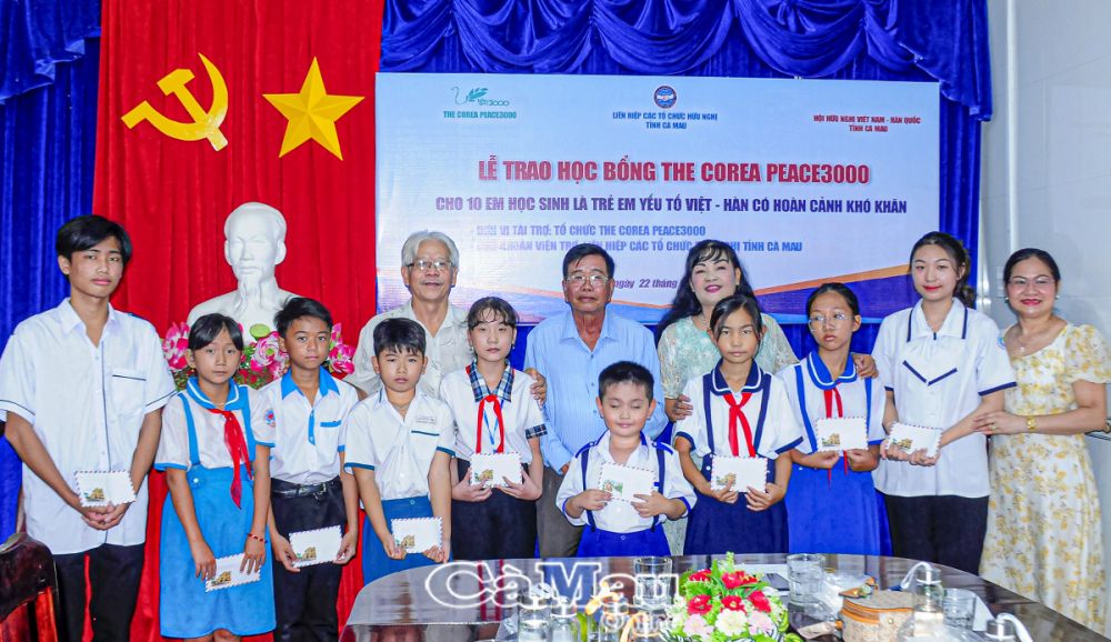 10 em học sinh có 2 dòng máu Việt - Hàn nhận học bổng từ Chương trình tại Liên hiệp Các tổ chức hữu nghị tỉnh.